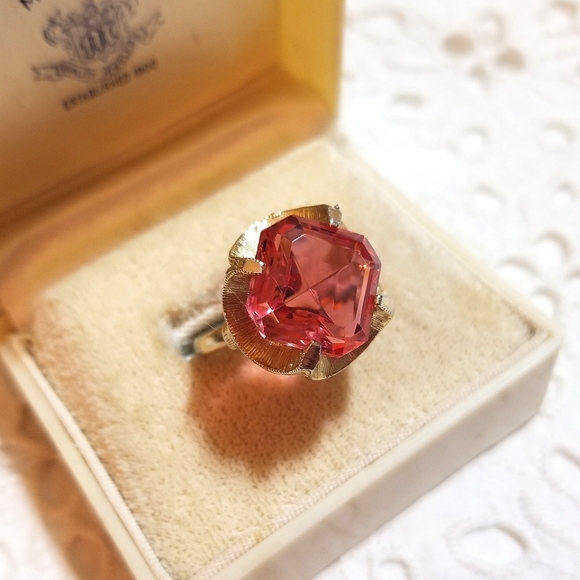 Pretty in Pink! Vintage 1970s Large Pink Glass Gold plated Ring - Picture 5 of 8